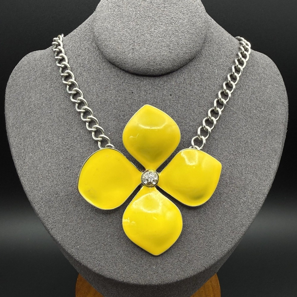Yellow Enamel Crystal Rhinestone Flower Pendant Chunky Silver Tone Necklace Y2K